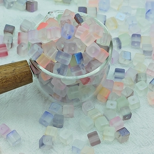 Gros plan de perles carrées en verre dépoli de 7mm aux couleurs pastel pour bijoux