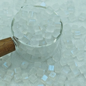 Gros plan de perles carrées en verre dépoli blanc de 7mm pour la création de bijoux DIY