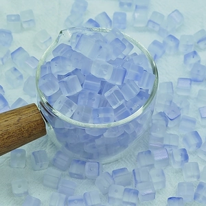 Vue détaillée des perles de verre carrées givrées de 7mm avec dégradé pour bijoux DIY