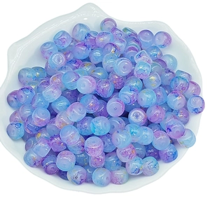 Perline cilindriche in vetro 6x8mm sfumato blu-viola con foglia d'oro in un piatto
