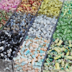 Dettaglio di perline in vetro da 6x12mm a forma di bambù in vari colori per gioielli DIY
