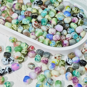 Dettaglio di perline in ceramica multicolore con motivo a inchiostro per gioielli DIY