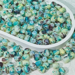 Gros plan de perles en céramique peintes à la main avec motif de lavage à l'encre