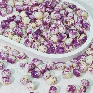 Gros plan de perles en céramique à texture marbrée violette pour bijoux DIY et artisanat