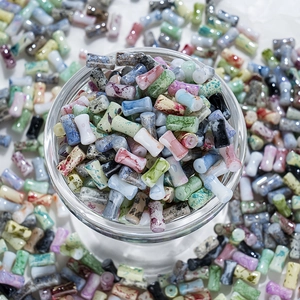 Gros plan de perles en céramique peintes en forme de colonne pour bijoux DIY