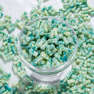 Macro de perles cylindriques vert délavé pour bijoux DIY dans un récipient en verre