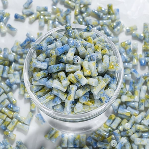 Détail des perles en porcelaine marbrées bleu et jaune pour création de bijoux