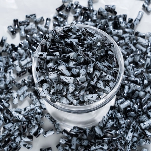 Vue détaillée des perles cylindriques à motif marbré d'encre pour la création de bijoux
