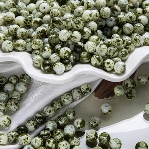 Détails des perles rondes en céramique peintes à l'encre verte pour bijoux DIY