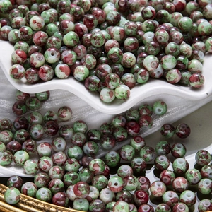 Vue macro de perles en céramique peintes à la main avec texture d'encre marbrée