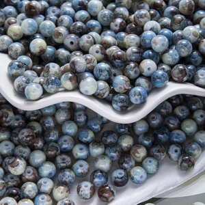 Vue détaillée des perles en céramique peintes à la main avec motifs marbrés bleu et brun