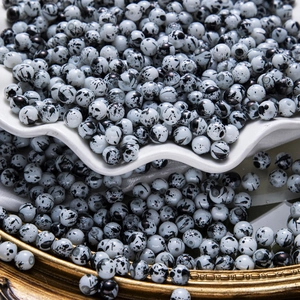 Vue macro de perles en porcelaine peintes à l'encre noire et blanche pour bijoux