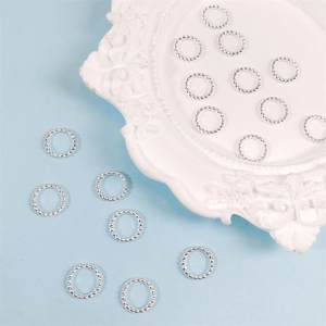 Detalle de anillas de plata retorcidas de 9mm para creación de joyas DIY y conectores
