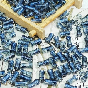 Vue détaillée de perles bleues bambou 6x12mm avec taches d'encre argentée pour bijoux DIY
