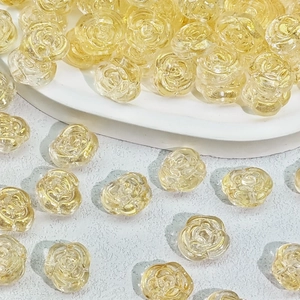 Nahaufnahme gelber Rosenperlen aus Glas mit Goldglitzer für DIY-Schmuckherstellung
