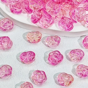 Makroaufnahme von rosa Rosenperlen mit halbtransparenter Textur für DIY-Schmuckherstellung