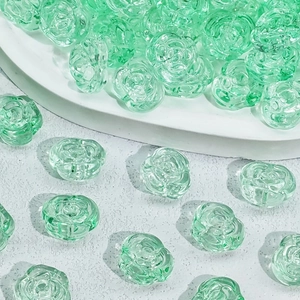 Makroaufnahme von minzgrünen, durchscheinenden Rosenperlen aus Harz für DIY-Schmuck