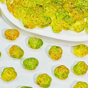 Nahaufnahme gelb-grüner Rosen-Glasperlen mit Farbverlauf für DIY-Schmuckherstellung