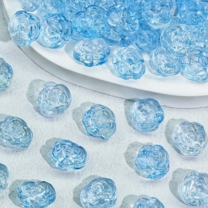 Makro-Detail von hellblauen transluzenten Rosenperlen für DIY-Schmuck