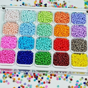 Gedetailleerde set van 20 kleuren glazen kralen in een acryl opbergdoos voor DIY handwerkprojecten