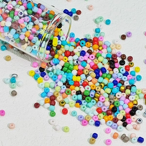 Gekleurde glazen kralen die uit een fles morsen voor DIY handgemaakte sieraden
