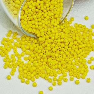 Macro-opname van gele 2mm glazen kralen voor DIY sieraden maken en creatieve hobby's