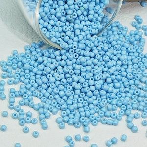 Macro-opname van hemelblauwe glazen kralen voor het maken van DIY sieraden en kettingen