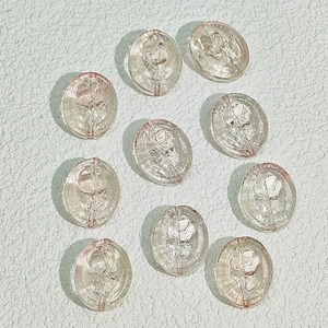 Detailaufnahme von zehn ovalen 15x18mm Glasperlen mit Rosenrelief für DIY Schmuckherstellung