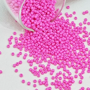 Macro-opname van neon roze glazen kralen voor het maken van DIY-sieraden en hobby's