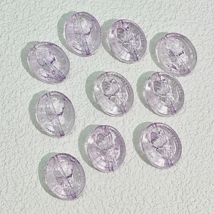 Makroaufnahme von 10 ovalen lila Glasperlen mit Rosenmuster und Loch für DIY-Schmuck