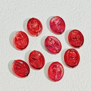 Detailansicht von 9 roten ovalen Glasperlen mit Tulpenreliefs für DIY-Schmuckherstellung