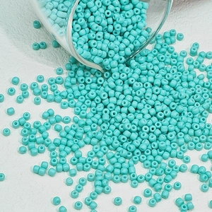 Macroshot van 2-3mm blauwe matte glaskralen voor het maken van DIY-sieraden