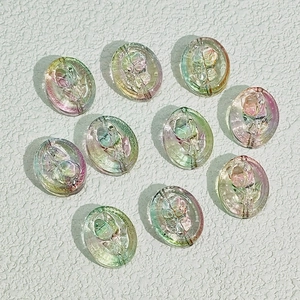 Detailansicht von 10 schillernden ovalen Glasrosenperlen für DIY-Schmuck