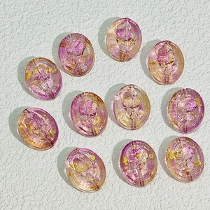 Nahaufnahme der 15x18mm ovalen Glasperlen mit rosa Rosen und Goldfolien-Detail