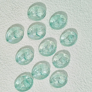 Detailansicht der hellgrünen ovalen Glasrosenperlen für DIY-Schmuckherstellung