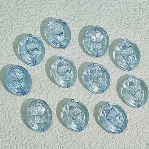 Makroaufnahme von 15x18mm hellblauen Glas-Rosenperlen für DIY-Schmuckherstellung