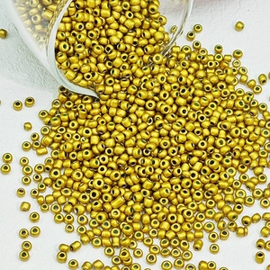Macro-detail van gouden glaskralen die uit een fles stromen voor DIY-sieraden maken
