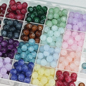 Gekleurde 10mm glazen kralen in een opbergdoos voor het maken van DIY-sieraden en hobby
