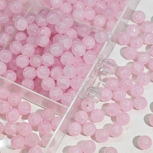 Macro-opname van 10mm lichtroze ijs-gebarsten glaskralen met rijggat voor DIY-sieraden maken