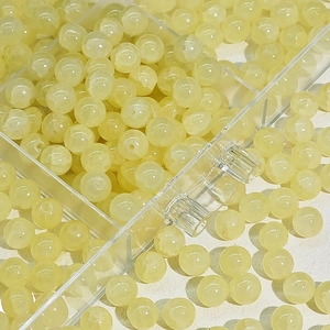 Detail van 10mm gele gekraakte glazen kralen voor DIY armbanden in een heldere opbergdoos