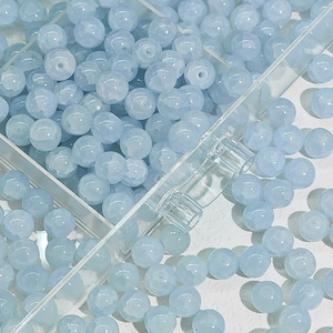 Macro-opname van 10mm lichtblauwe glazen kralen met krakelee-effect voor DIY-sieraden