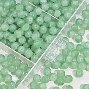 Macro-opname van 10mm lichtgroene doorschijnende glazen kralen voor DIY sieraden