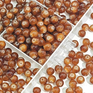 Macro-detail van 10mm bruinrode glazen kralen voor DIY-sieraden en handwerken