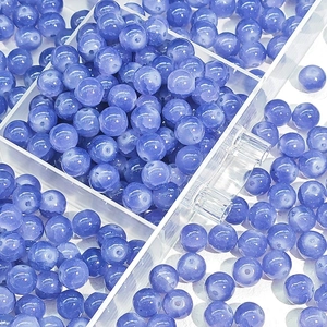 Detail van 10mm blauw-paarse glazen kralen met ijsbarst textuur in een heldere tray