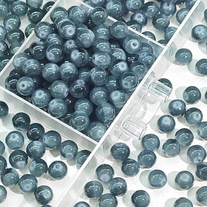 Macro detail van 10mm blauwe glazen kralen met gaten voor DIY sieraden en handwerk