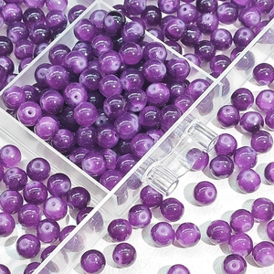 Macro-opname van 10mm paarse gekraakte glaskralen voor DIY sieraden en armbanden maken