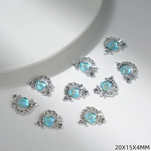 Vista detallada de dijes de corazón y flecha plateados con piedras azules para joyas DIY