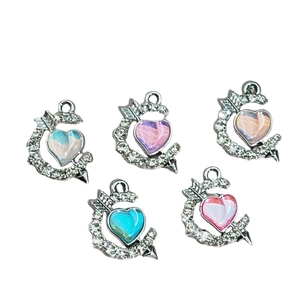 Cinco colgantes de corazón y flecha en aleación con diamantes para joyería DIY