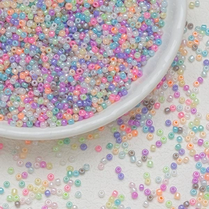 Mix aus 3mm Macaron-Glasperlen auf weißem Keramikteller für DIY-Schmuckherstellung
