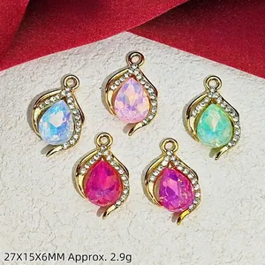Makroaufnahme von 27x15mm Tropfenanhängern mit Goldrahmen, bunten Steinen und Zirkon-Besatz